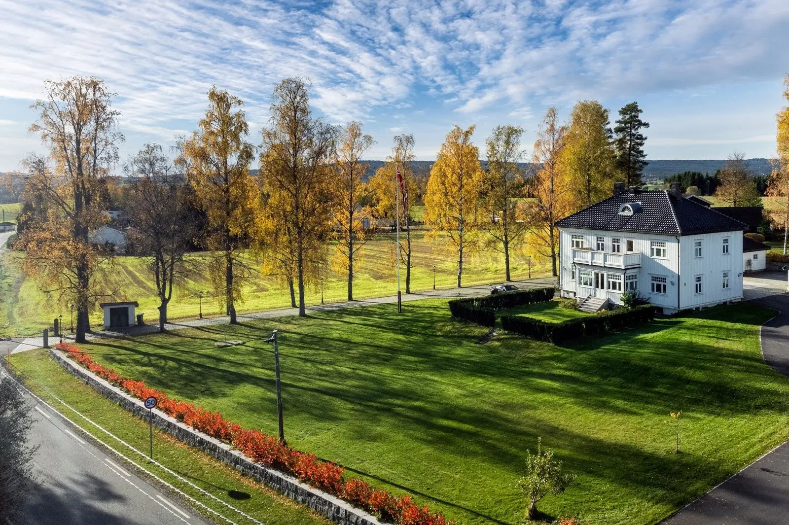 Villaen er vakkert beliggende på en parkmessig opparbeidet tomt på 2 794 kvm