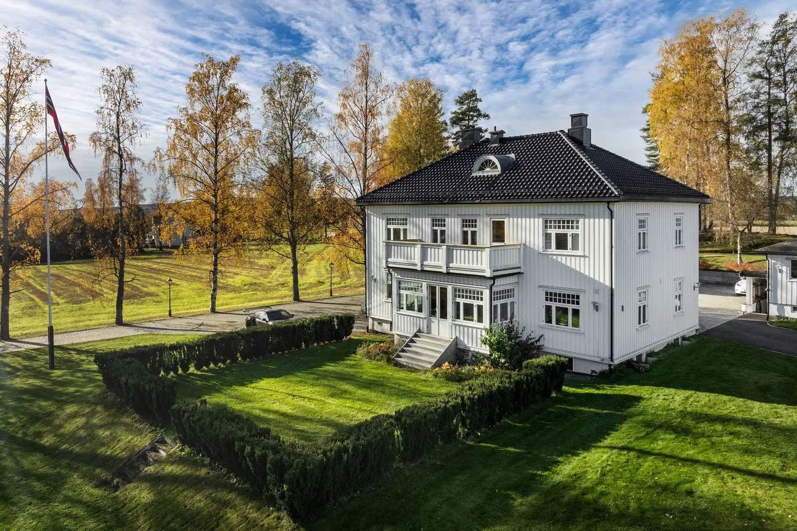 Villaen er tegnet i skjæringspunktet mellom embetsbolig/nyklassisisme, og ble omfattende oppgradert i 2014 med respekt for eiendommens oppri