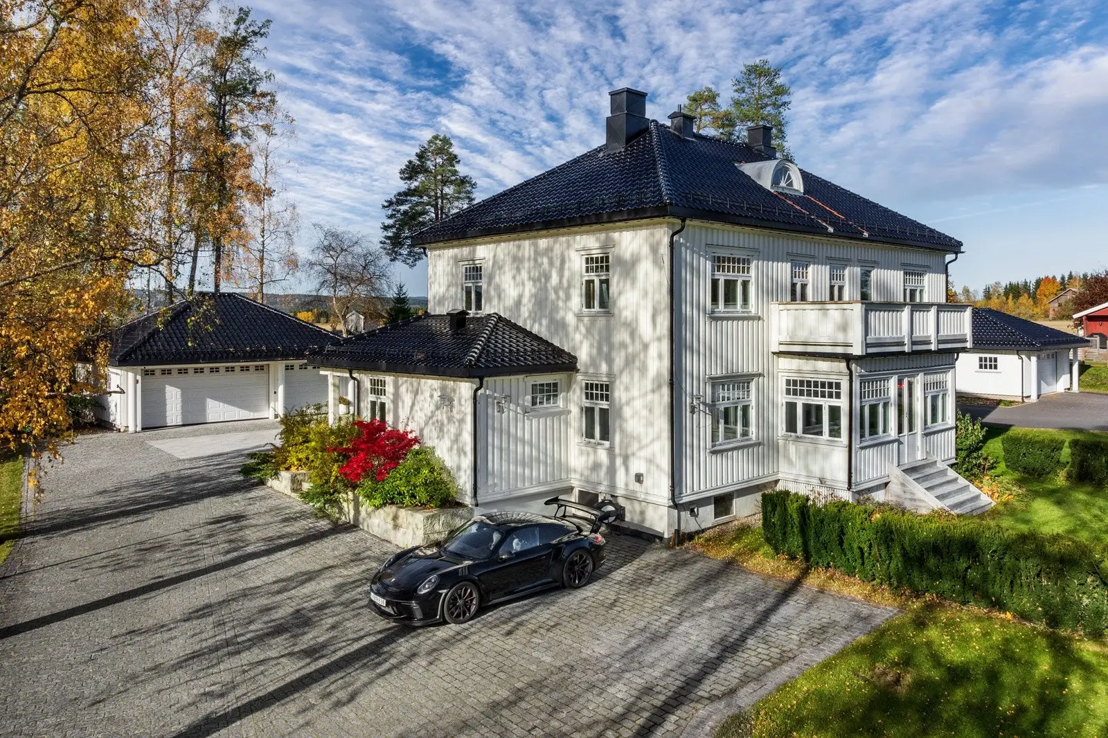 Meget represenativ brosteinsbelagt gårdsplass, med isolert trippelgarasje og mange parkeringsplasser