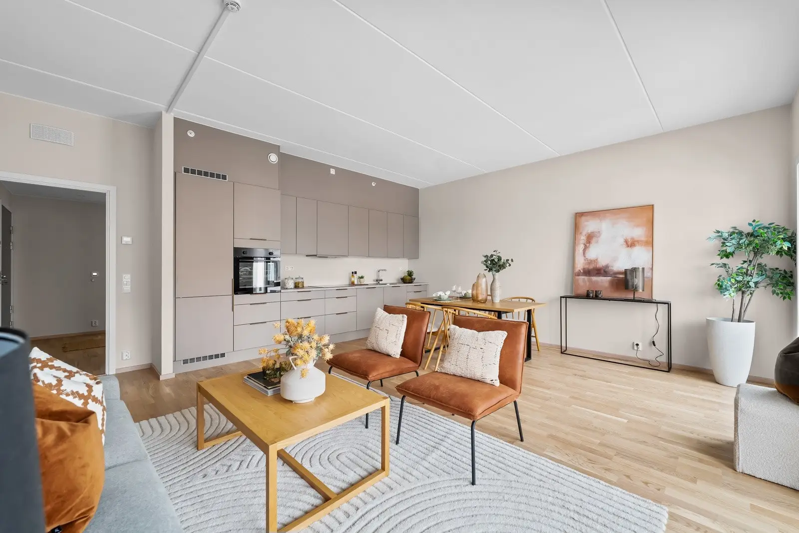 Stuen har god plass til sofaløsning med tilhørende møblement. Oppvarming via vannbåren gulvvarme i entrè samt i stue/kjøkken.