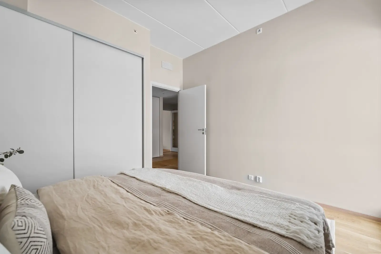 Hovedsoverommet har god plass til dobbeltseng med tilhørende nattbord, samt skyvedørsgarderobe.