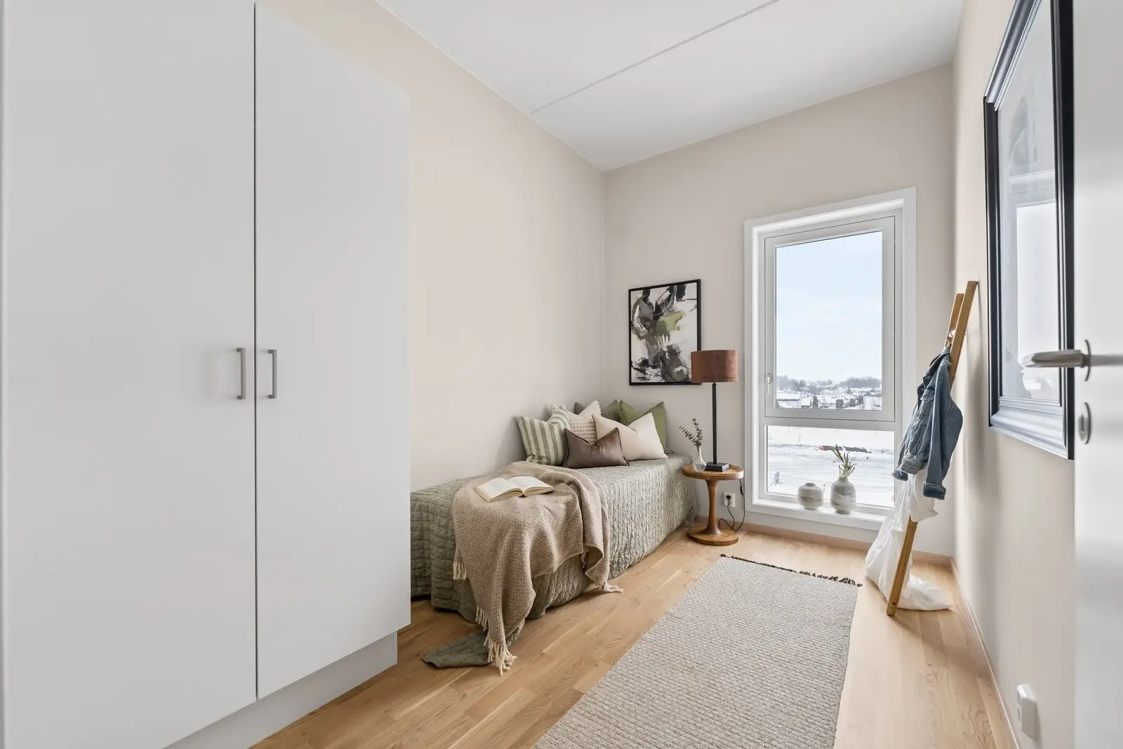 Rommene har fleksible bruksmuligheter og egner seg godt som barnerom, gjesterom eller hjemmekontor.