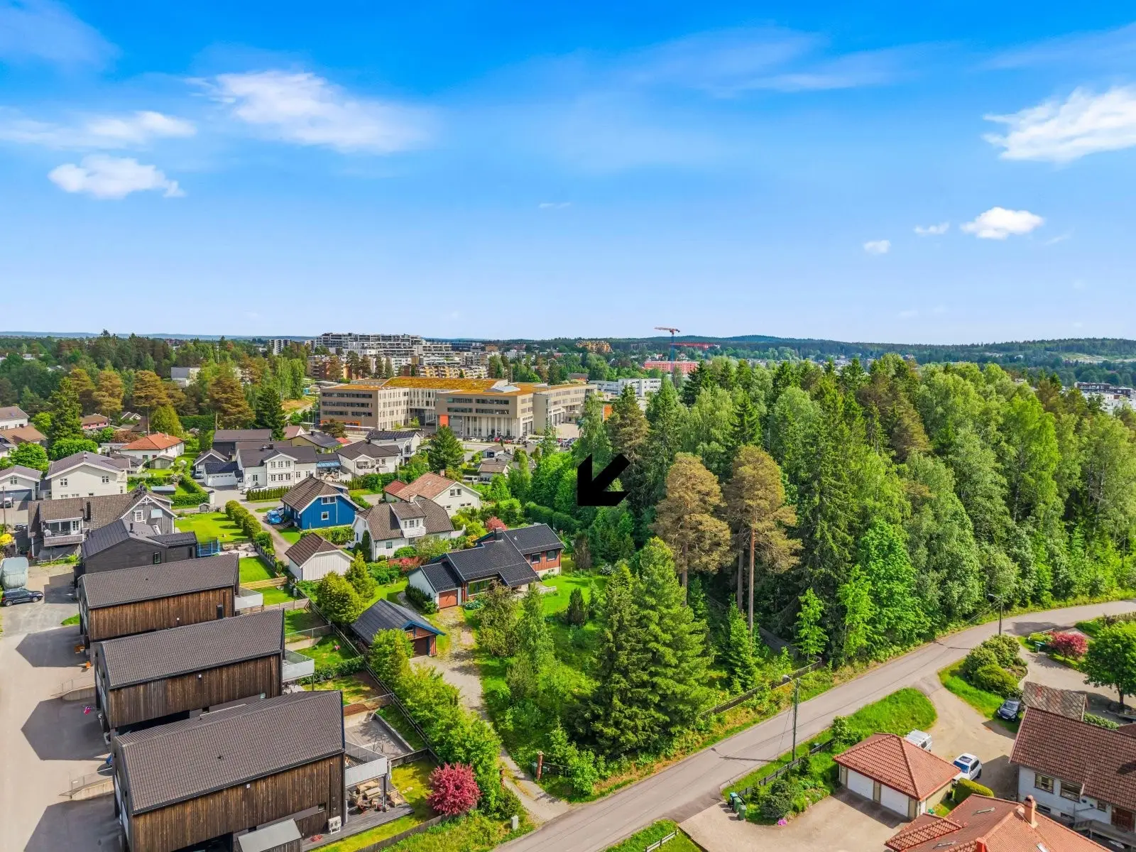 Eiendommen ligger i et etablert og familievennlig boligområde i Hagavegen.