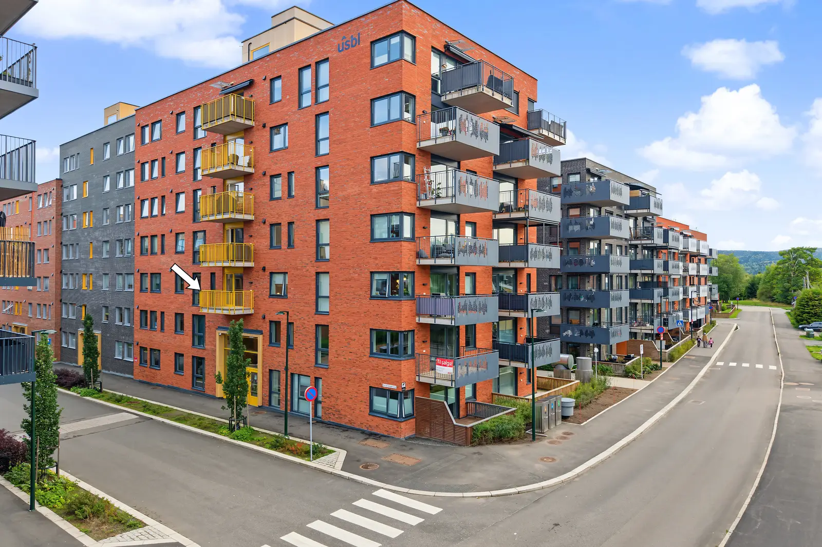 Velkommen til en pen og moderne 2-roms leilighet fra 2021, med attraktiv og sentral beliggenhet i populære Tunkvartalet 