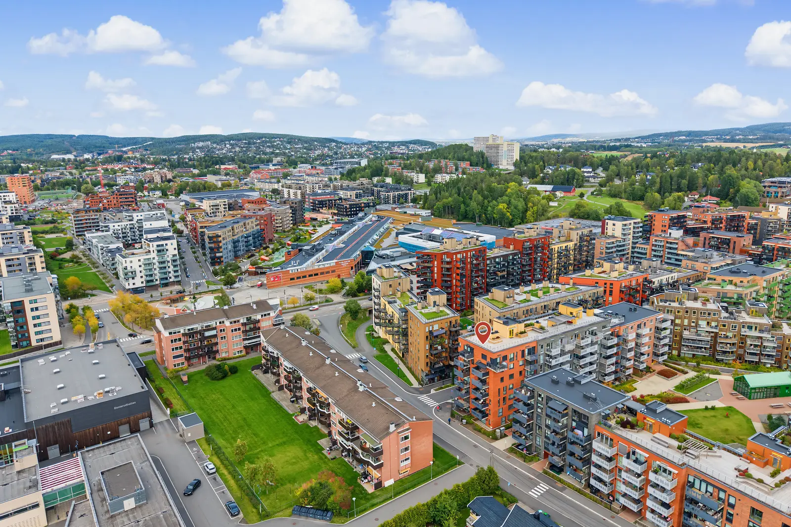 Her bor du med kun ca. 400 meter til Triaden, og har kort vei til butikker, restauranter, servicetilbud, kollektivtransport og flotte tur- o