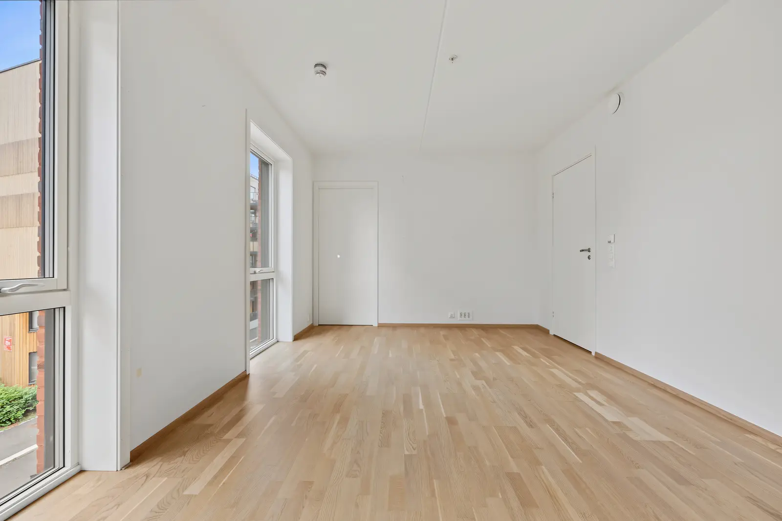 Her er det god plass til sofagruppe med tilhørende møblement.