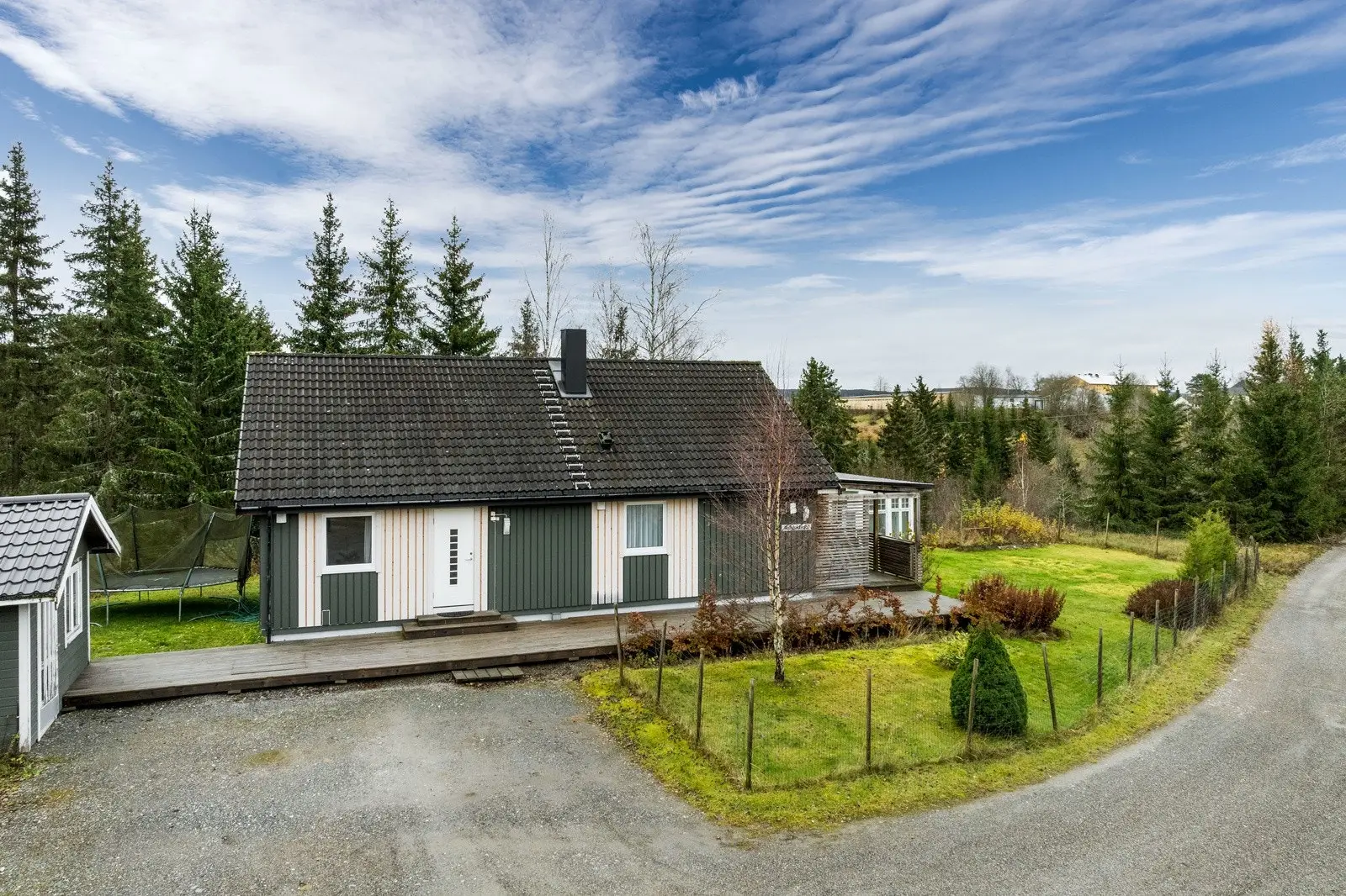 En innholdsrik og oppgradert familiebolig over to plan beliggende i naturskjønne og barnevennlige omgivelser.