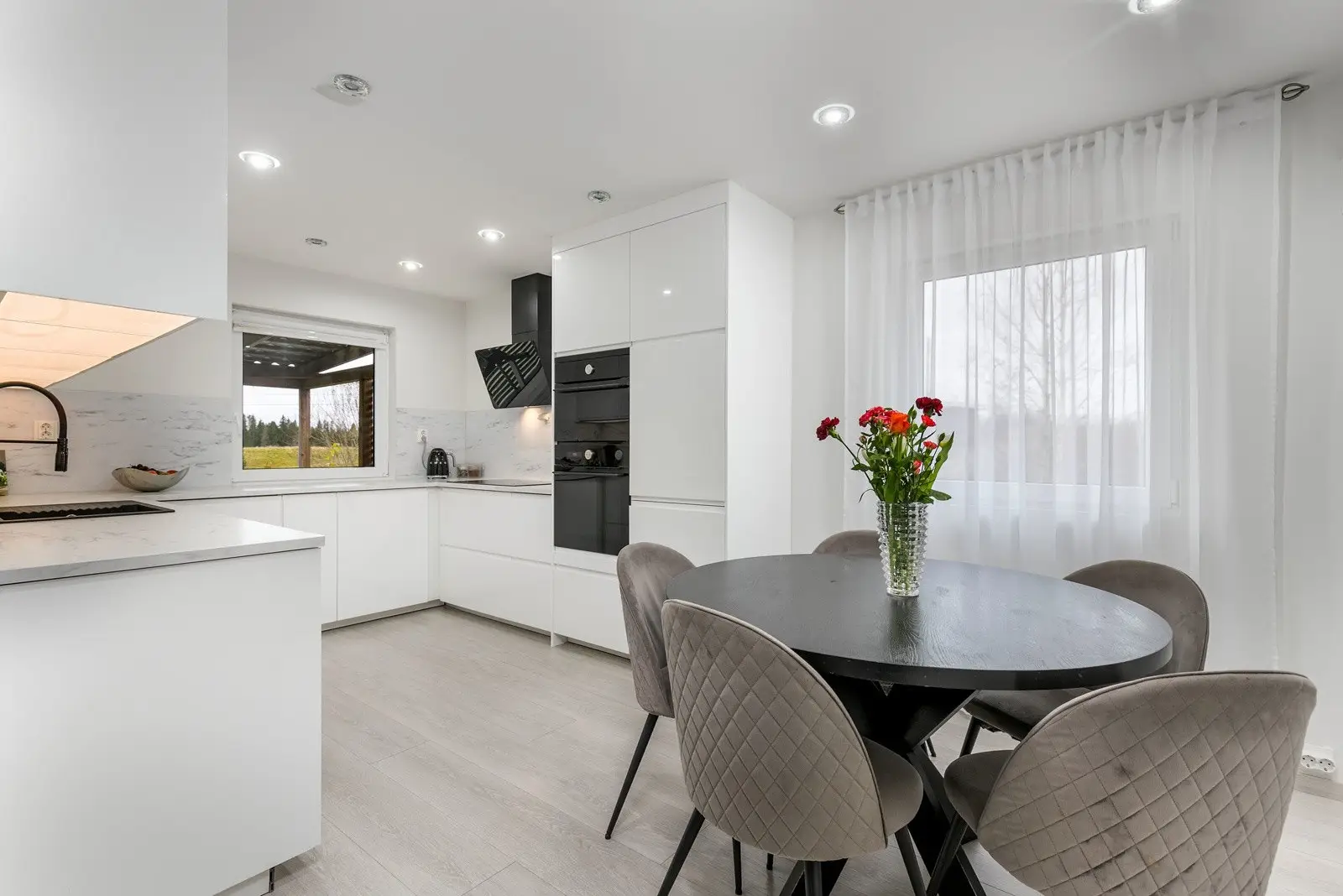 God plass til spisebord hvor man kan nyte herlige søndagsfrokoster sammen med hele familien.