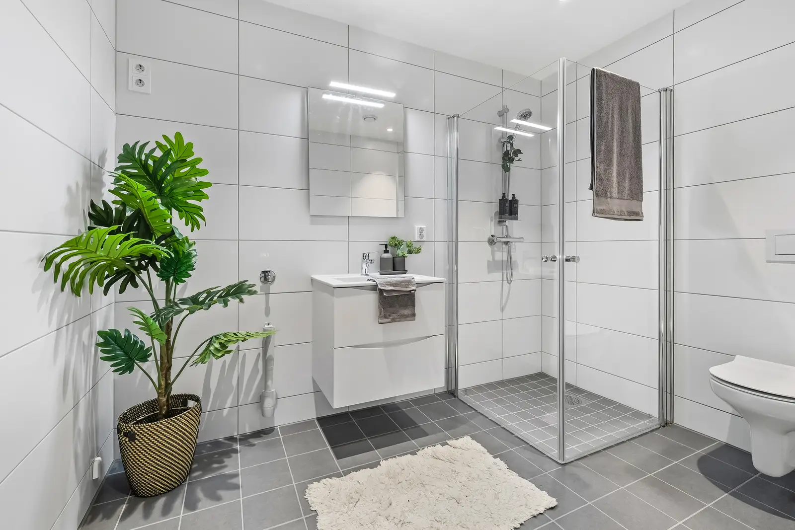 Bad nr. 2 ligger praktisk plassert i boligens inngangsetasje og fungerer både som hverdagsbad og gjestebad.