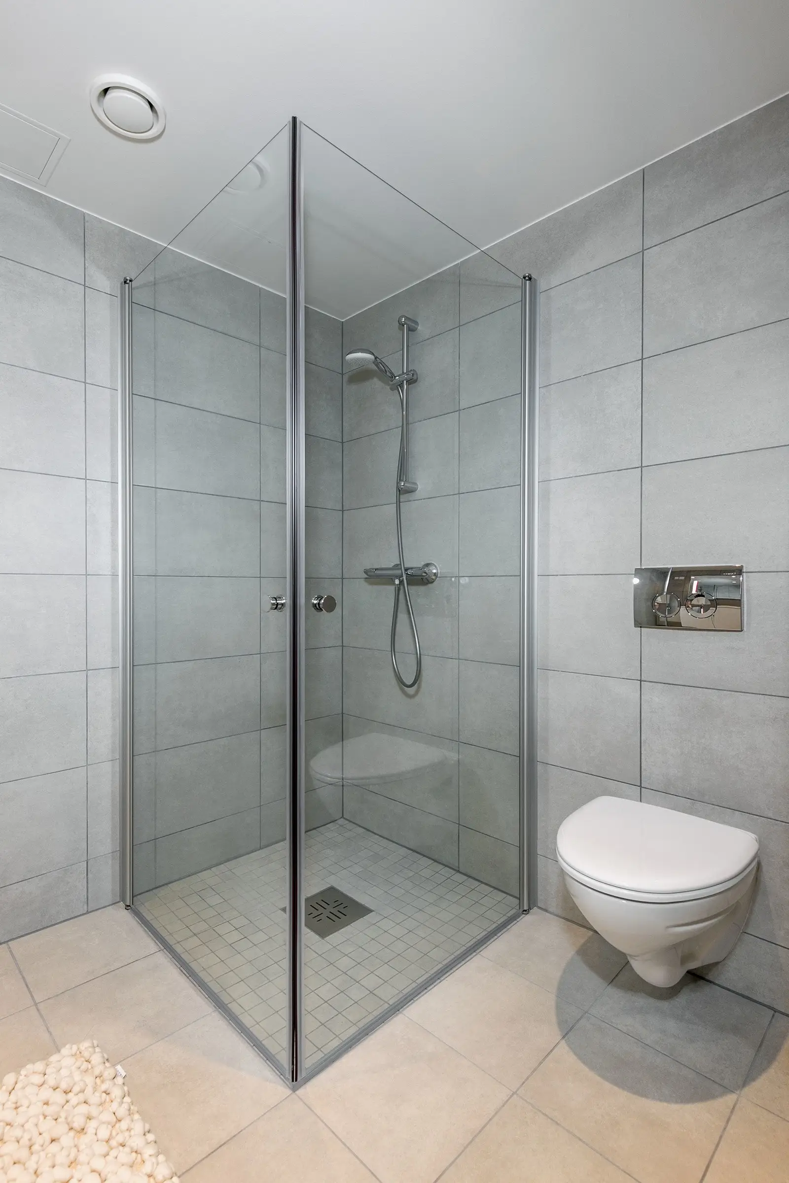 Badet har varmekabler i gulv. Opplegg for vaskemaskin. Bilde fra L707