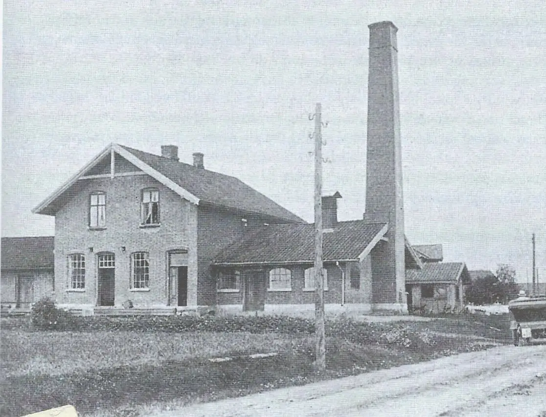 Meierihagen ligger på samme tomt hvor Hønsimeieriet en gang stod, et viktig meieri etablert i 1901 og nedlagt 1957. I dag lever historien på