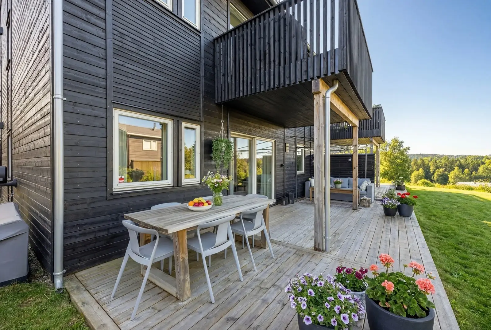Leiligheten har en stor og solrik sydvendt terrasse på ca. 30 kvm, samt disponerer naturlig tilstøtende areal (Redigert v/AI).