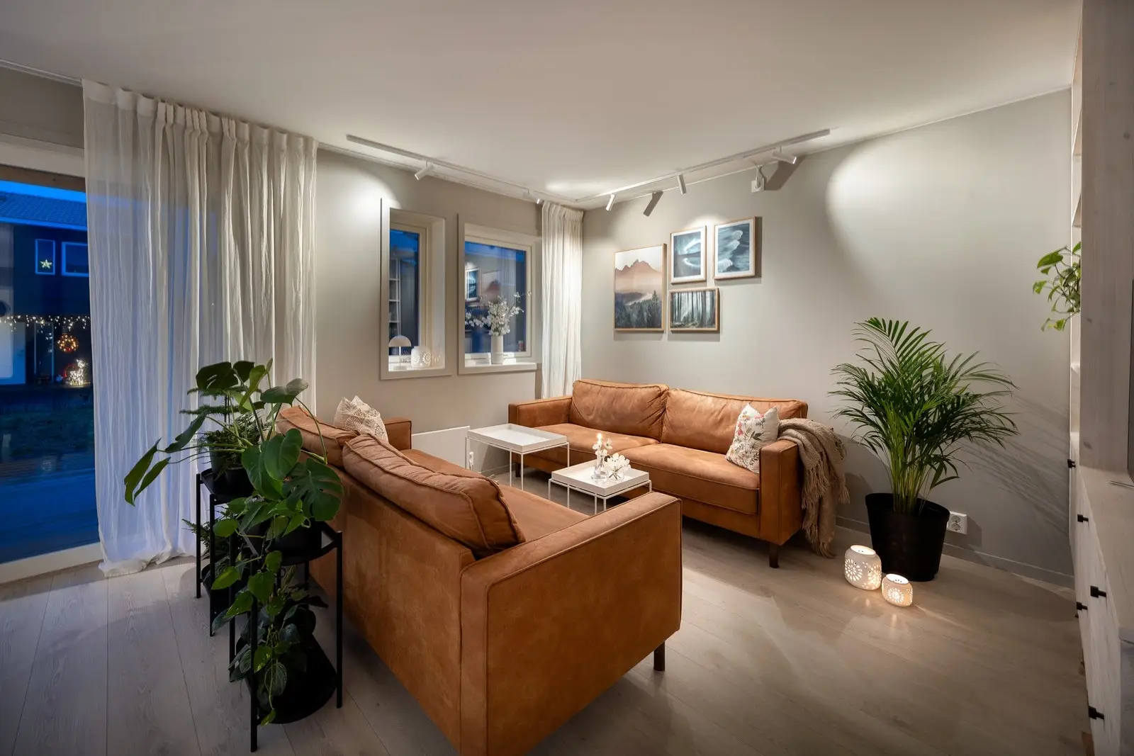 Innbydende stue i tidsriktige og moderne fargevalg.