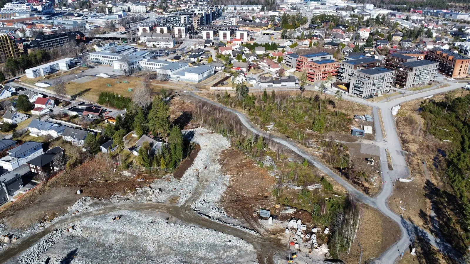 Her har du nå en sjelden mulighet til å sikre deg en av tre unike eneboligtomter i et moderne, familievennlig og fremtidsrettet nabolag.