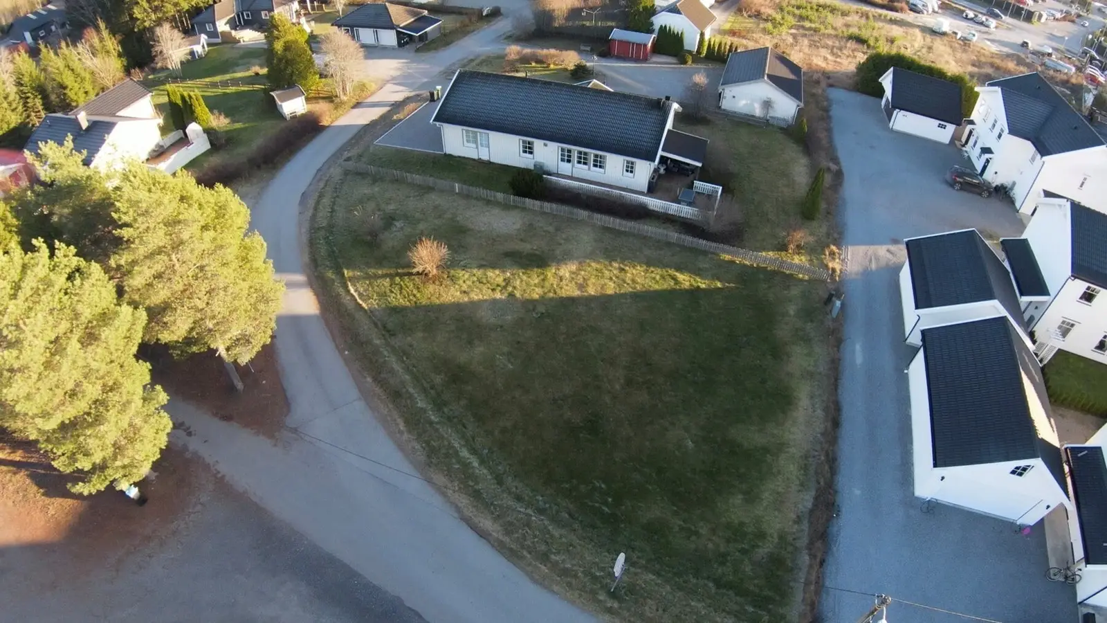 Eiendommen er regulert til frittliggende småhusbebyggelse og gir gode muligheter for oppføring av enebolig, med inntil 2 etasjer og mønehøyd