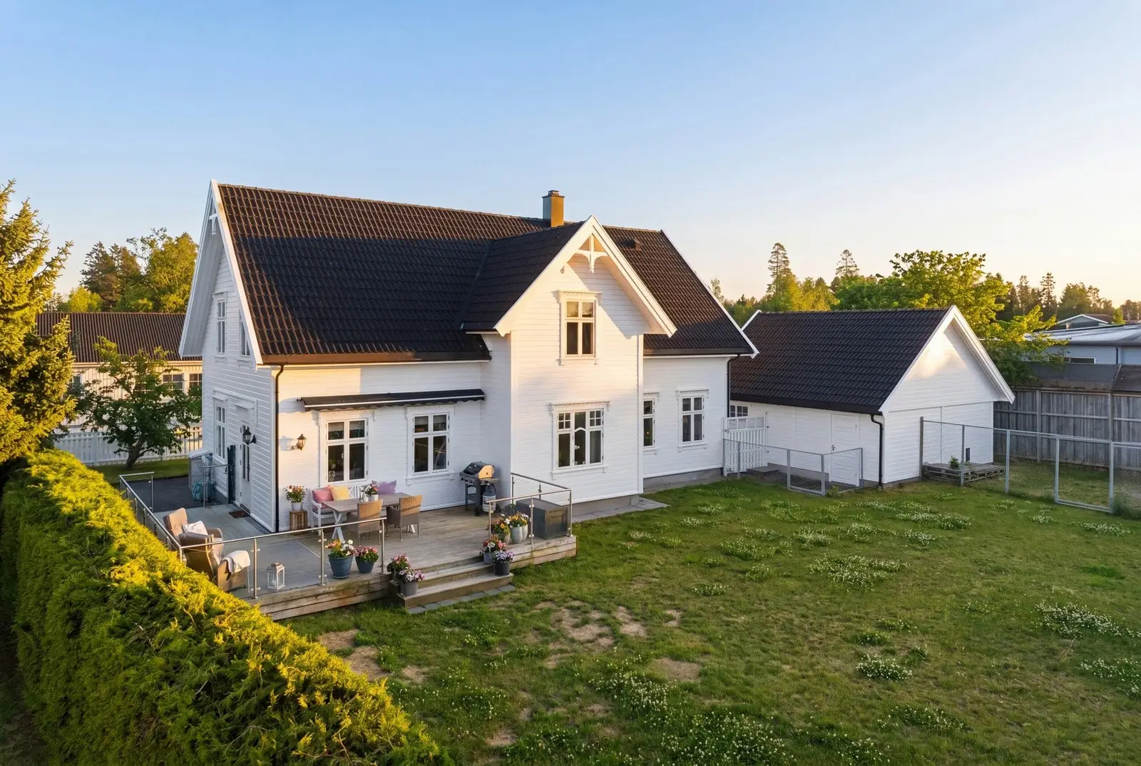 En velholdt og innholdsrik familiebolig beliggende ved Skogmo, ca. 1,5 km øst for Jessheim sentrum.