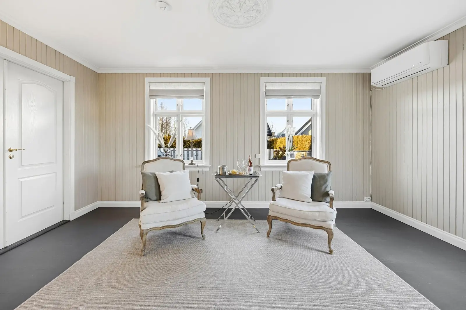 Rommet er romslig og fleksibelt innredet, med god plass til både sofagruppe og øvrig møblement.