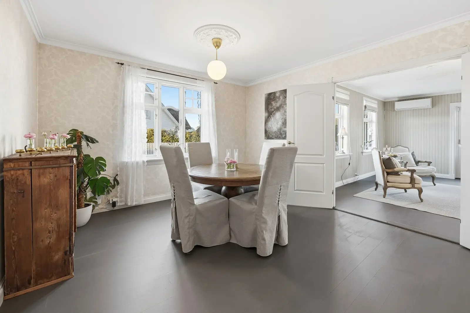 Spisestuen fremstår som et elegant og stemningsfullt rom med flotte detaljer.