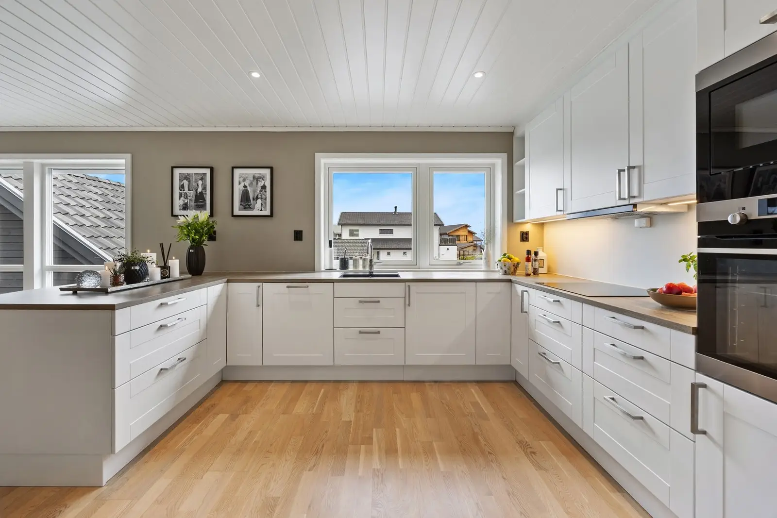 Det er montert belysning under overskapene, samt downlights i himling.