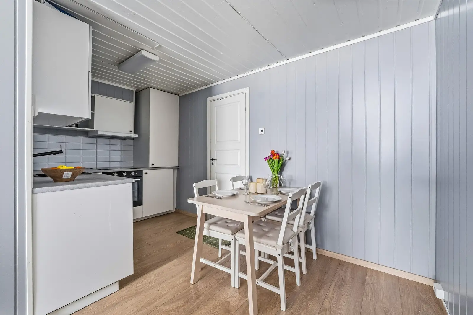 Kjøkkenet fremstår som stilrent og funksjonelt, utformet i praktisk vinkelløsning som gir rikelig med benke- og arbeidsplass.