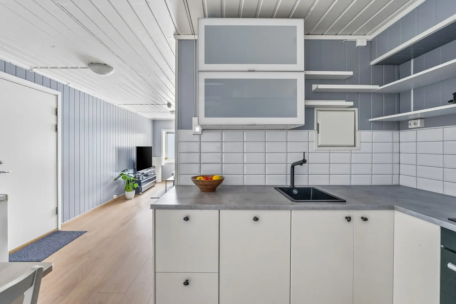 Mellom over- og underskap er det montert moderne Subtile-fliser.