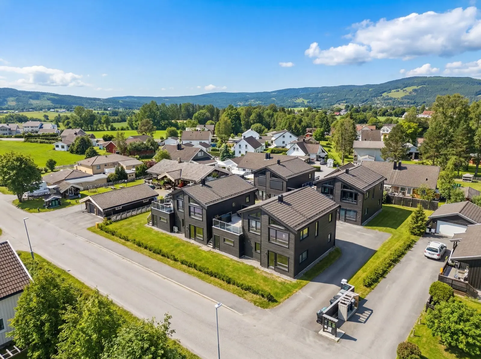 Eiendommen er beliggende i idylliske og naturskjønne omgivelser sentralt i Maura i Nannestad kommune. Nærområdet er meget barnevennlig, og b