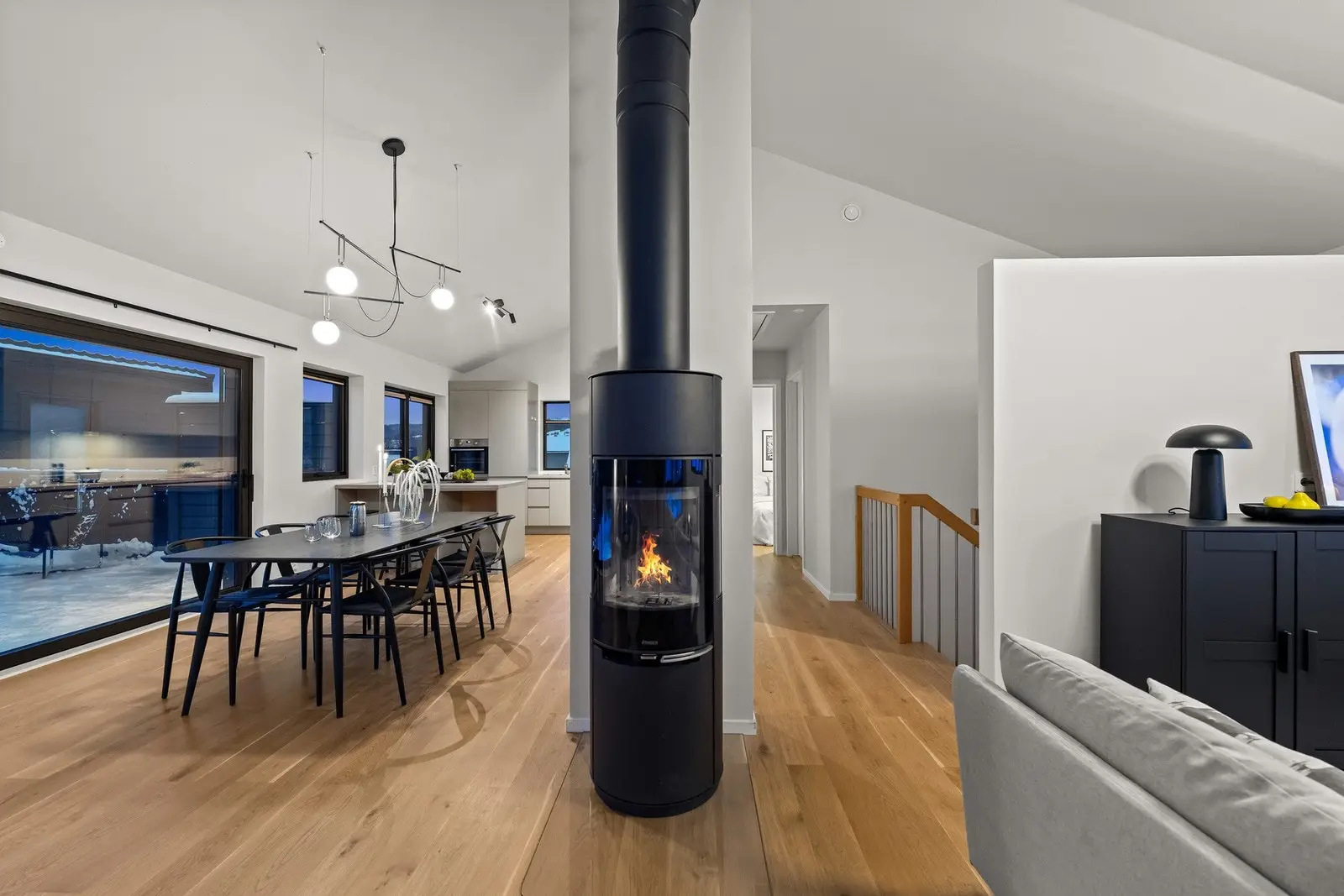 En moderne peisovn er sentralt plassert - perfekt for å skape både varme og stemning på kjølige kvelder.