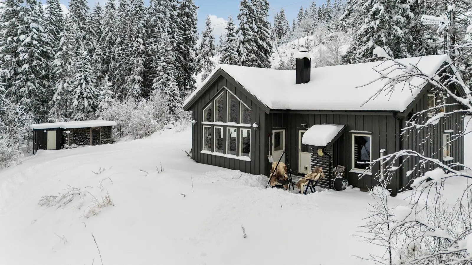 Utgang fra stue/kjøkken til østvendt markterrasse.